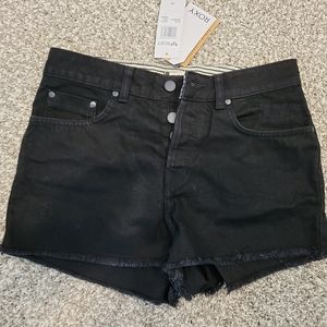 NWT! Ladies size 27 (4) Roxy black jean shorts!